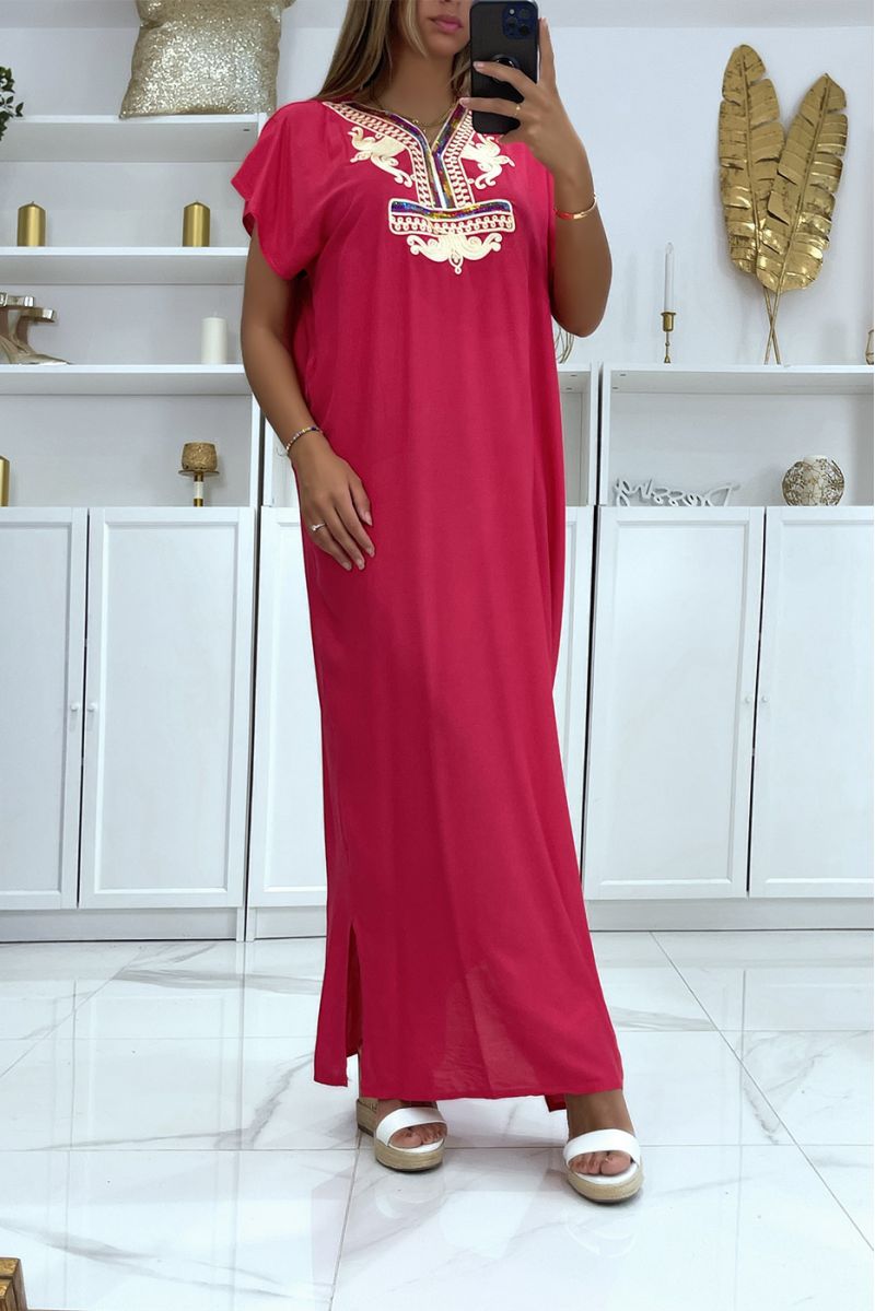 Fuchsia djellaba jurk zeer comfortabel om te dragen met mooi geborduurd patroon op de kraag versierd met strassteentjes - 3