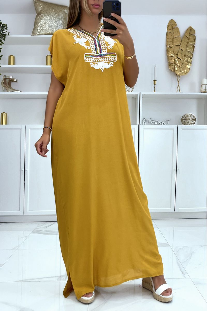 Mosterd djellaba jurk zeer comfortabel om te dragen met mooi geborduurd patroon op de kraag versierd met strassteentjes - 2