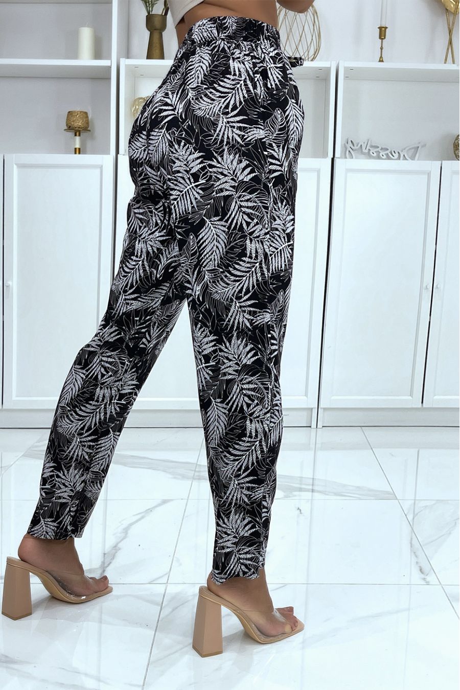Zwart-witte broek met bladpatroon, soepel vallend elastiek in de taille - 4