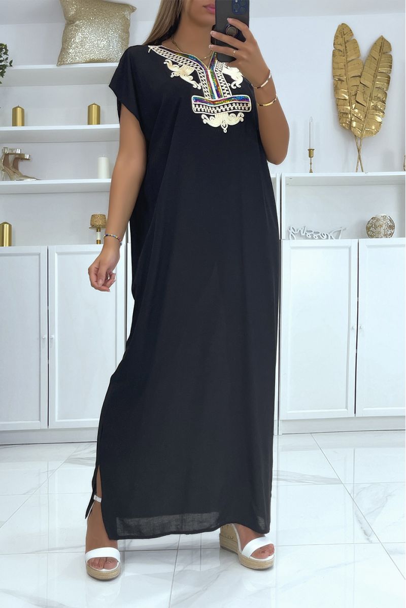 Zwarte djellaba-jurk zeer comfortabel om te dragen met mooi geborduurd patroon op de kraag versierd met strass-steentjes - 1