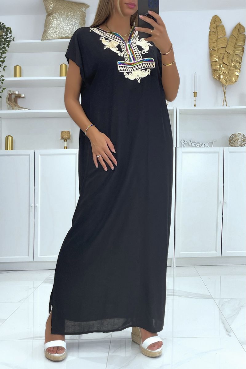 Zwarte djellaba-jurk zeer comfortabel om te dragen met mooi geborduurd patroon op de kraag versierd met strass-steentjes - 2