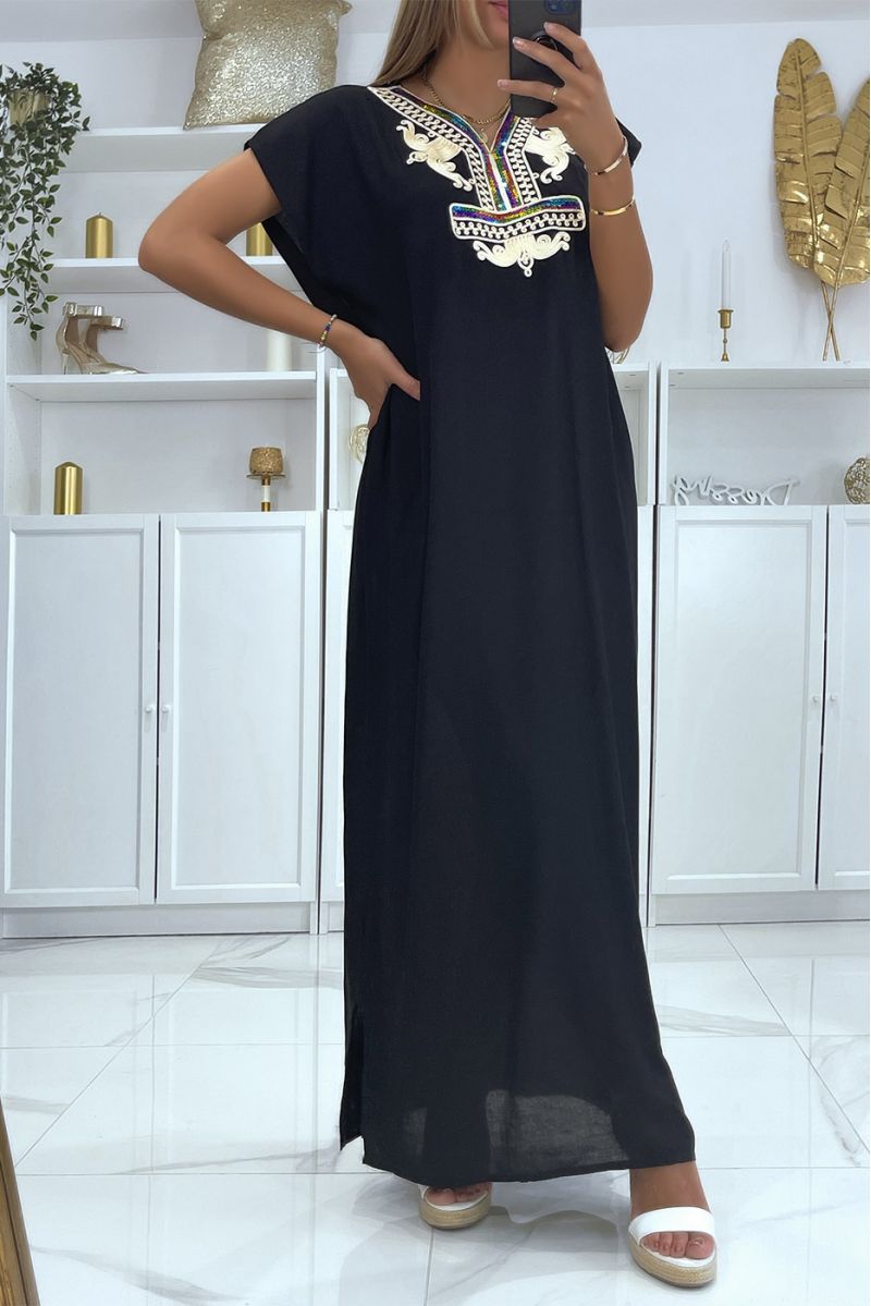 Zwarte djellaba-jurk zeer comfortabel om te dragen met mooi geborduurd patroon op de kraag versierd met strass-steentjes - 3