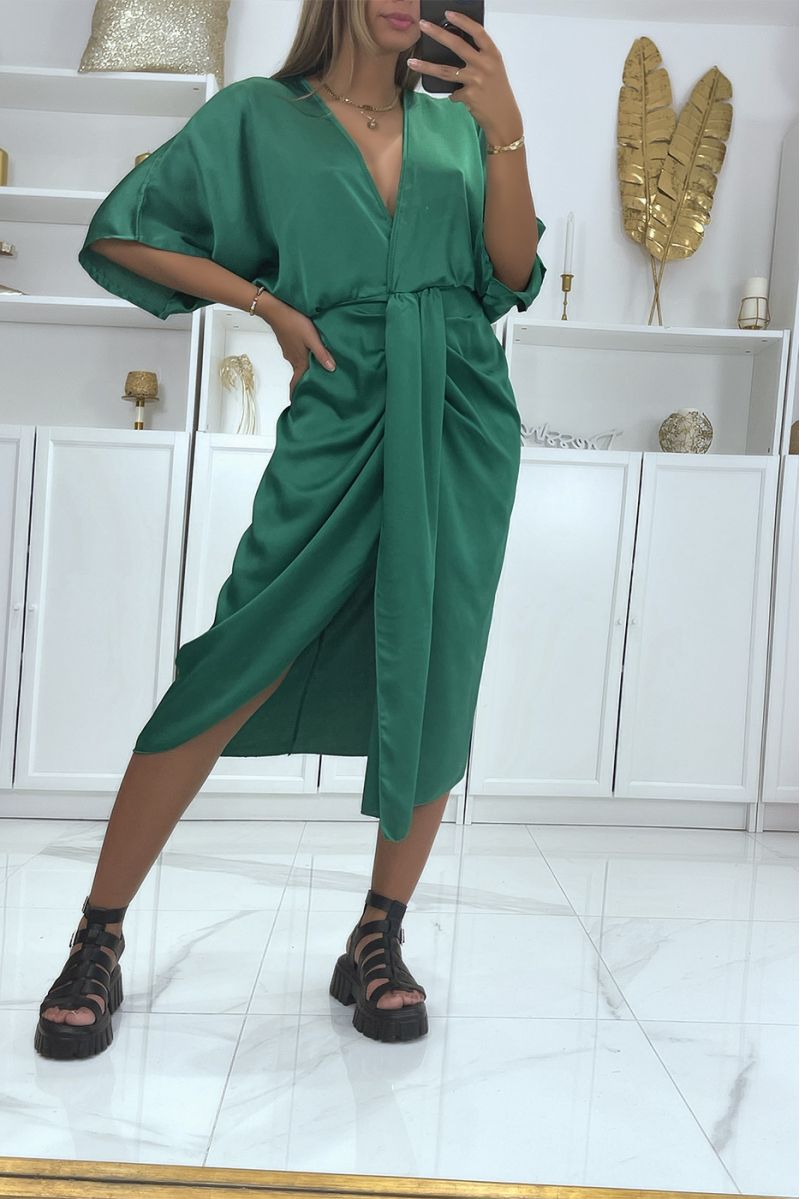 Robe kimono satiné vert croisé à l'avant  - 1