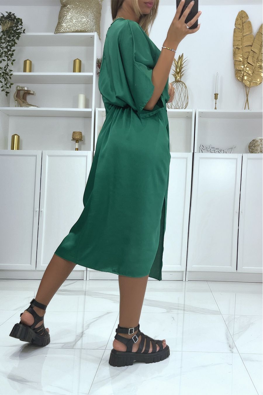 Robe kimono satiné vert croisé à l'avant  - 4