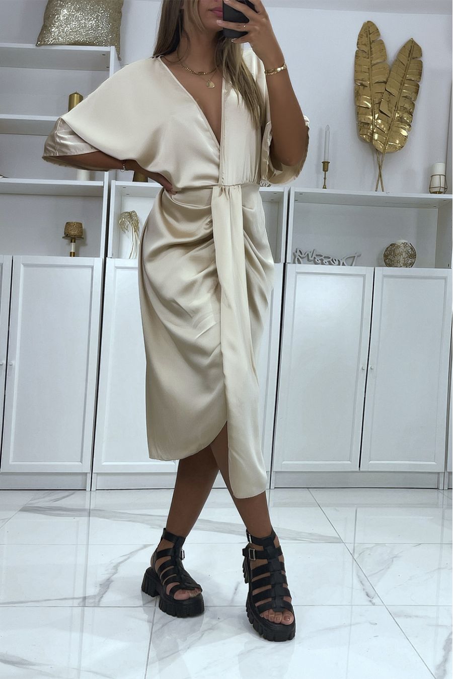 Robe kimono satiné beige croisé à l'avant - 3