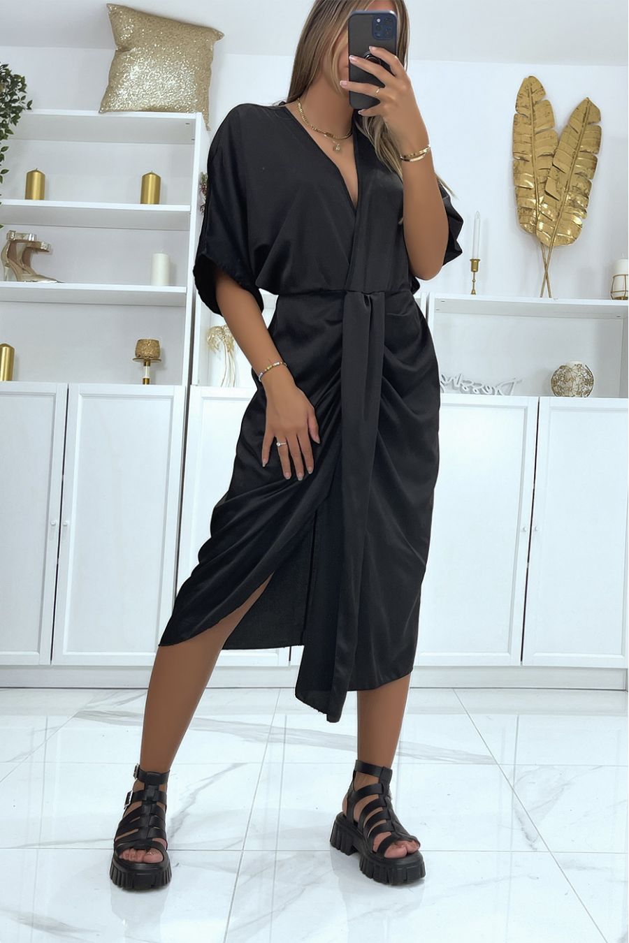 Zwarte satijnen kimonojurk gekruist aan de voorkant - 3