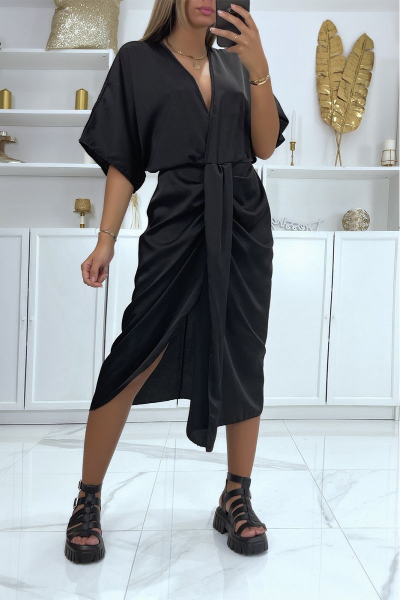Robe kimono satiné noire croisé à l'avant  - 4