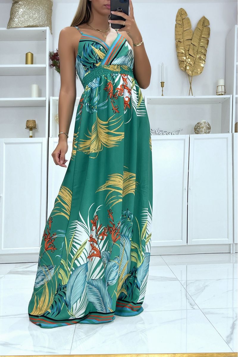 Zeer chique lange jurk met bloemmotief op groene achtergrond