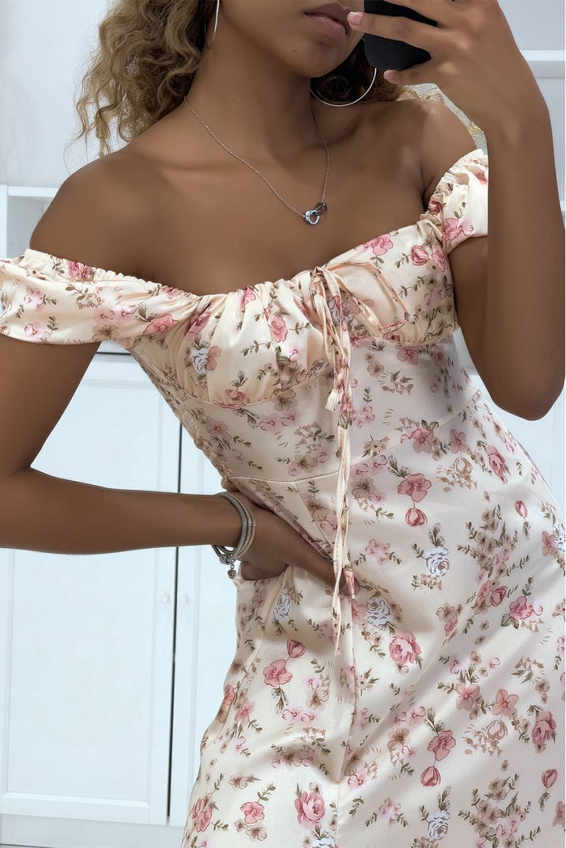 Robe beige satinée motif floral à col bardot et fente sur un côté - 4