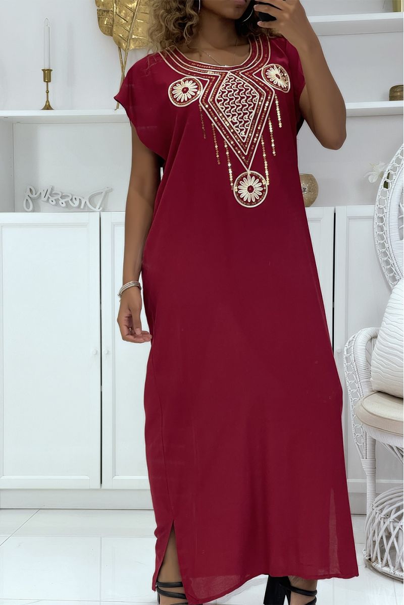 Bourgondische djellaba-jurk zeer comfortabel om te dragen met mooi geborduurd patroon op de kraag versierd met strass-steentjes 