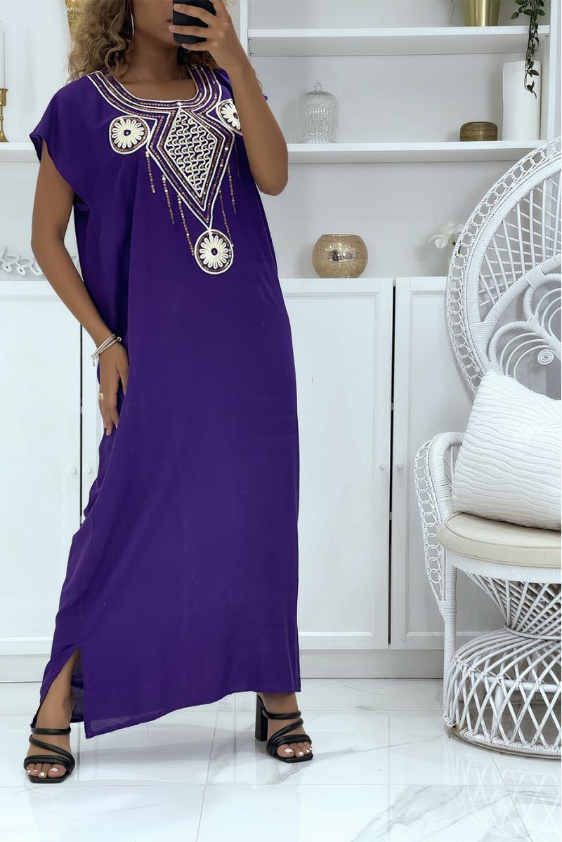 Paarse djellaba-jurk zeer comfortabel om te dragen met mooi geborduurd patroon op de kraag versierd met strass-steentjes - 1