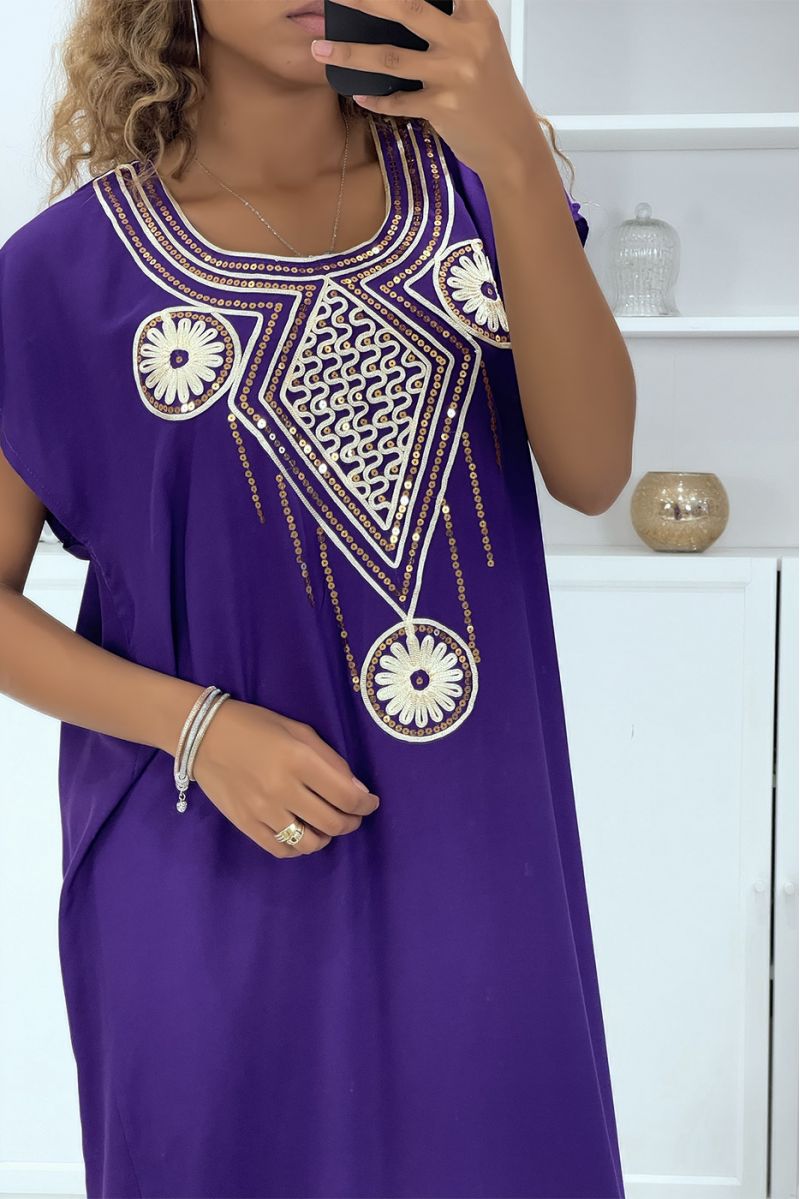 Paarse djellaba-jurk zeer comfortabel om te dragen met mooi geborduurd patroon op de kraag versierd met strass-steentjes - 2