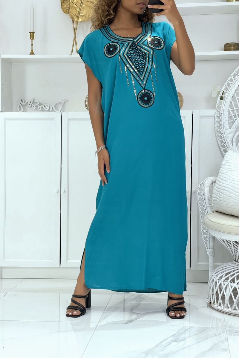 Blauwe djellaba-jurk zeer comfortabel om te dragen met mooi geborduurd patroon op de kraag versierd met strass-steentjes - 1