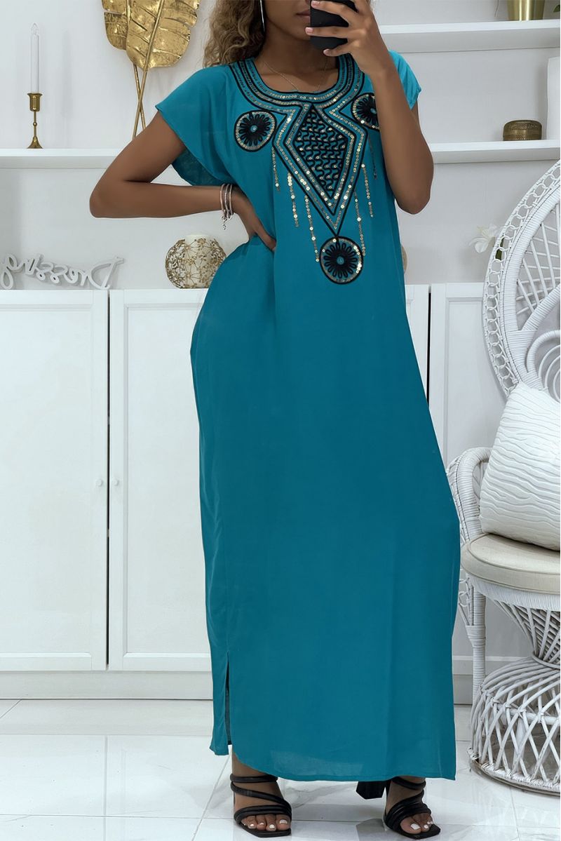 Blauwe djellaba-jurk zeer comfortabel om te dragen met mooi geborduurd patroon op de kraag versierd met strass-steentjes - 2