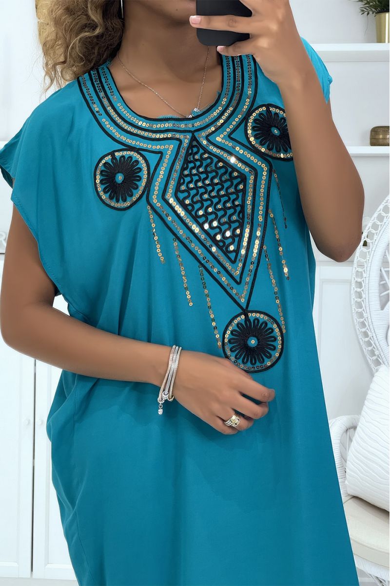 Blauwe djellaba-jurk zeer comfortabel om te dragen met mooi geborduurd patroon op de kraag versierd met strass-steentjes - 3
