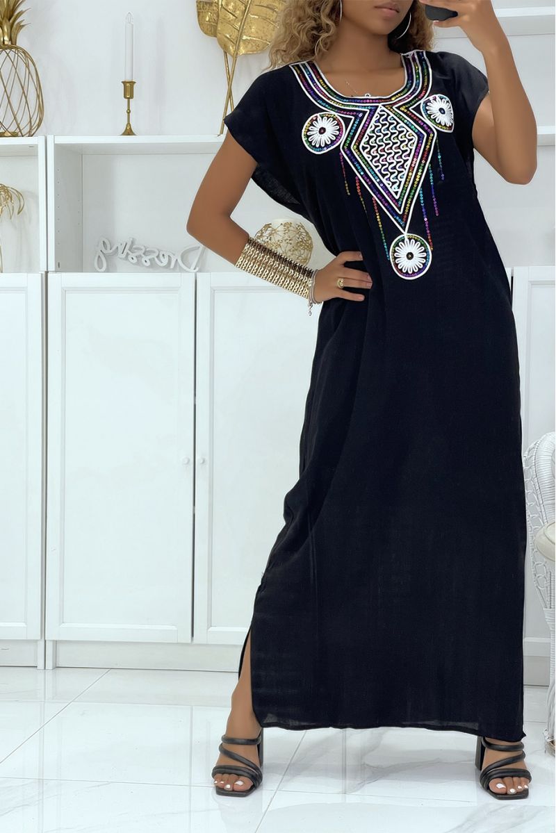 Gouden zwarte djellaba-jurk zeer comfortabel om te dragen met mooi geborduurd patroon op de kraag versierd met strass-steentjes 
