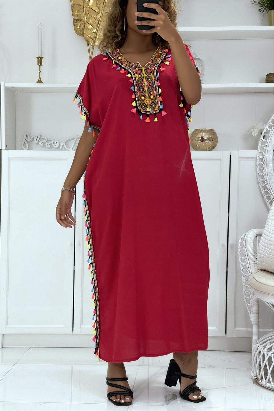 Robe djellaba bordeaux très agréable à porter avec jolie broderie et pompons - 2