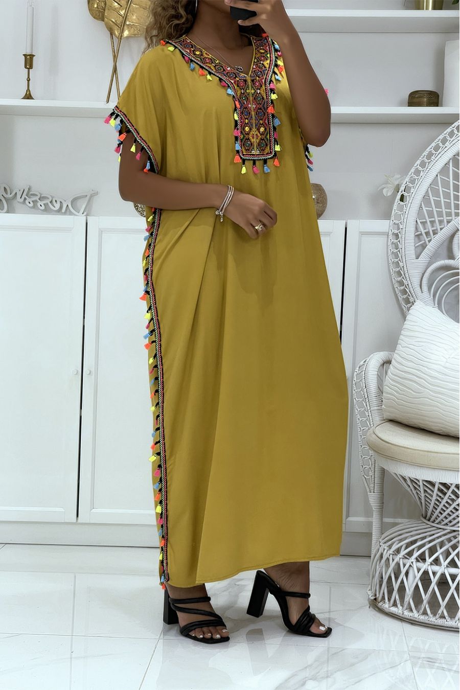 Robe djellaba moutarde très agréable à porter avec jolie broderie et pompons   - 2