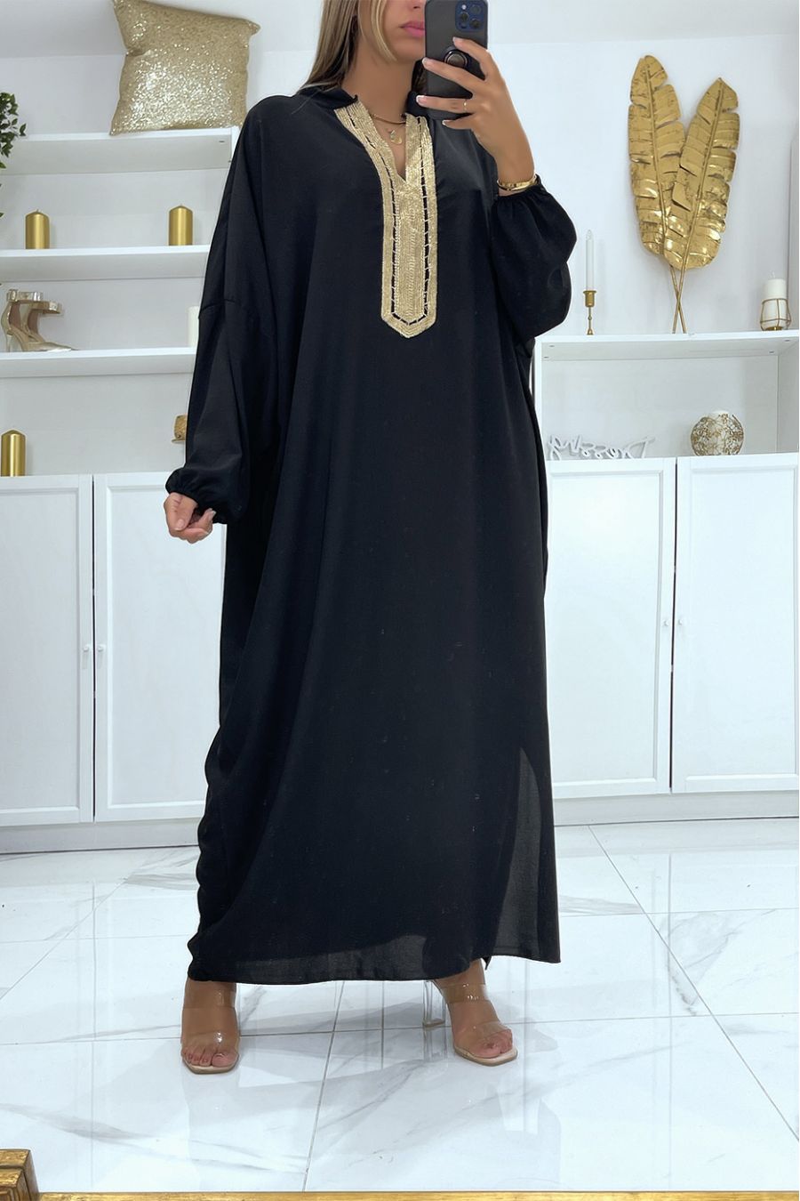 Abaya grande taille noire  à manches bouffantes et broderie dorée au col  - 1