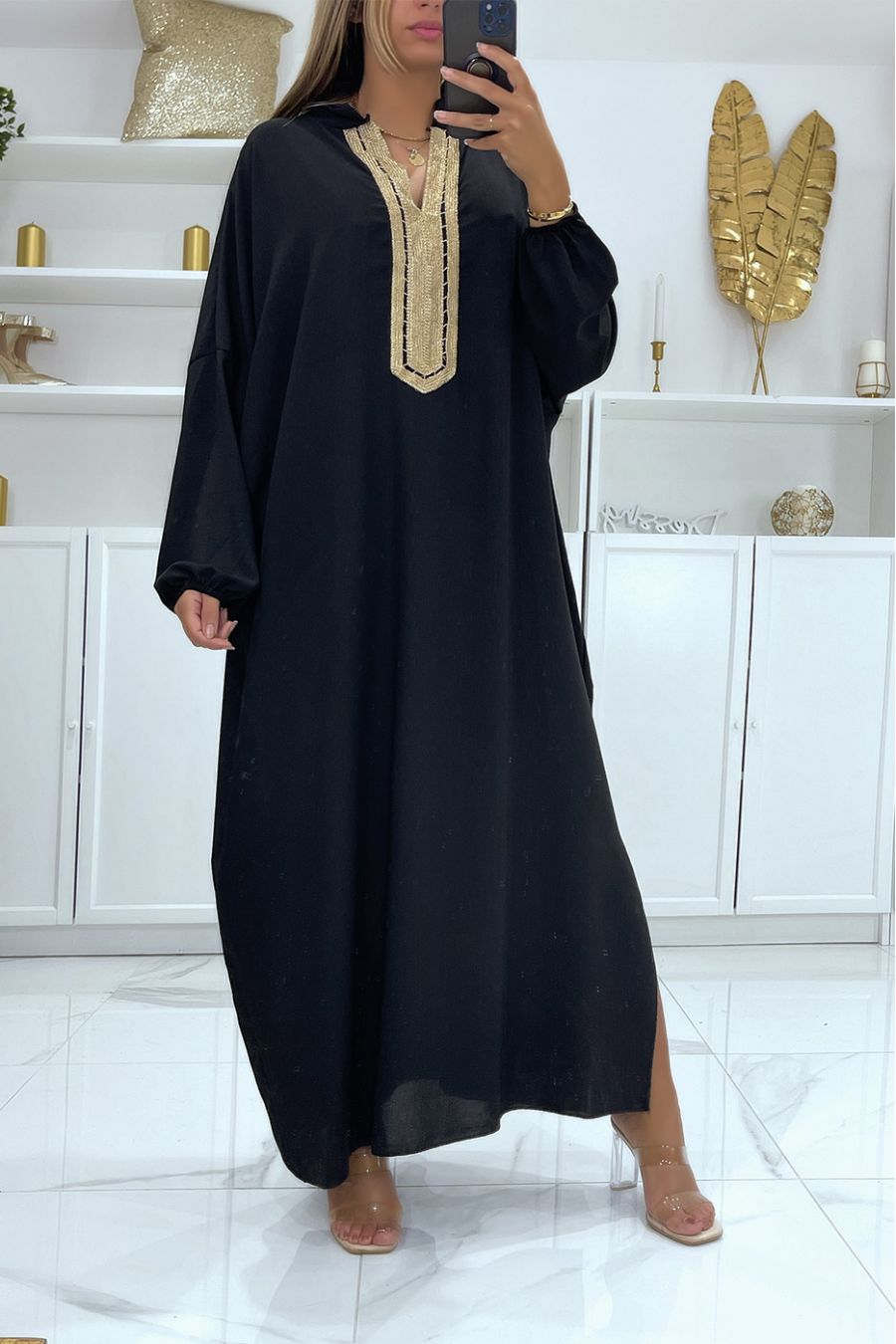 Grote maat zwarte abaya met pofmouwen en goud borduursel op de kraag - 2