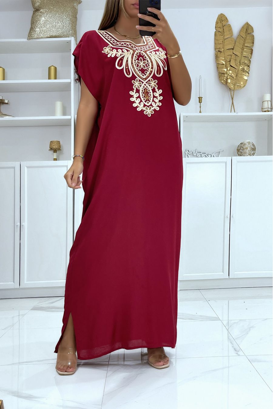 Robe djellaba bordeaux tres agreable a porter avec jolie broderie et sequins