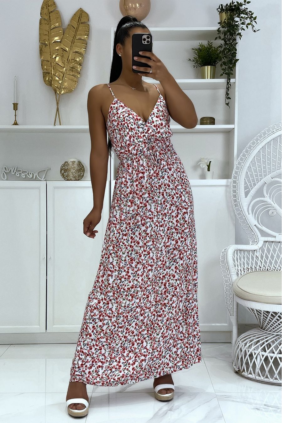 Longue robe à bretelle motif floral à dominance blanche - 1