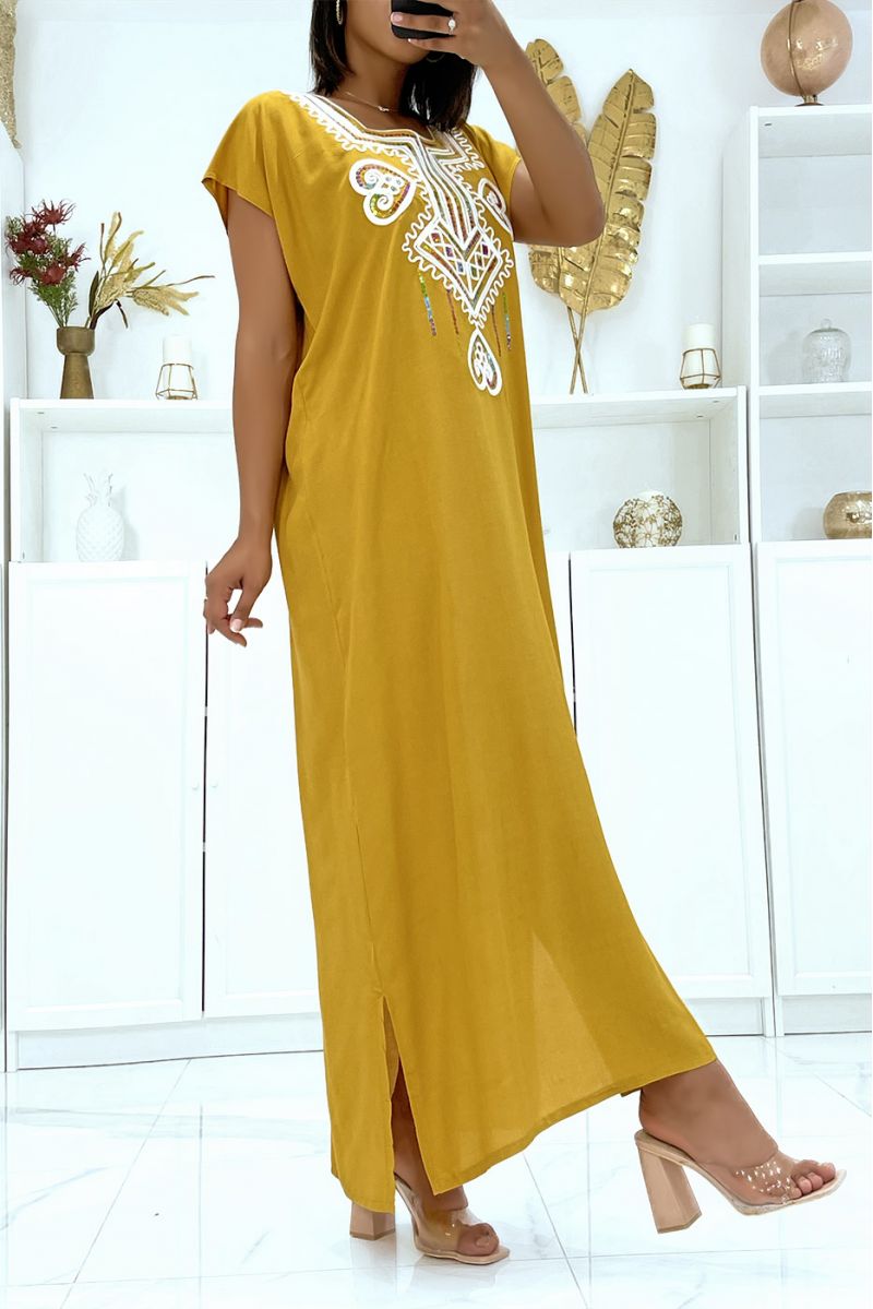 Zeer lichte mosterd-djellaba-jurk om te dragen met mooie borduursels en pailletten - 4