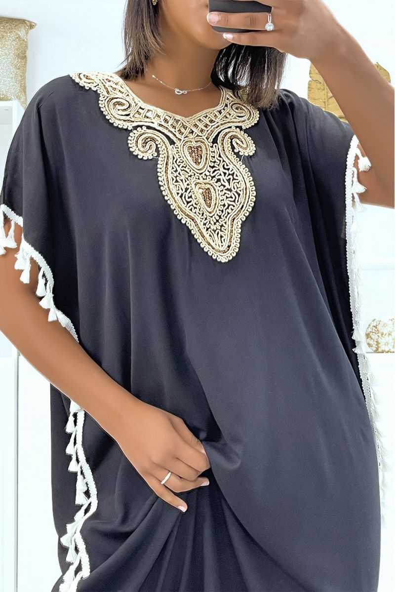 Robe djellaba noire très légère à porter avec jolie broderie et pompons sur les côtés - 4