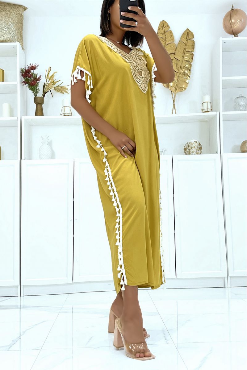 Zeer lichte mosterd-djellaba-jurk om te dragen met mooie borduursels en pompons aan de zijkanten - 2