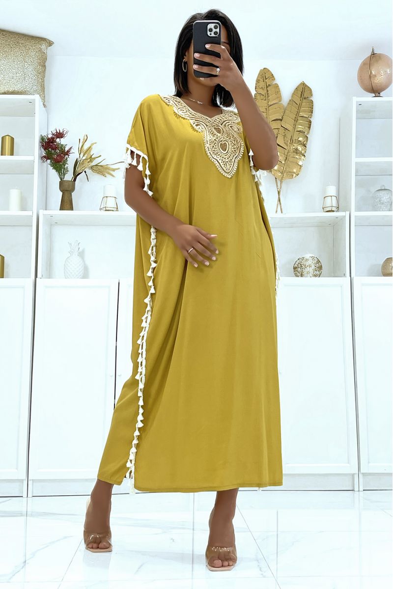 Zeer lichte mosterd-djellaba-jurk om te dragen met mooie borduursels en pompons aan de zijkanten - 3