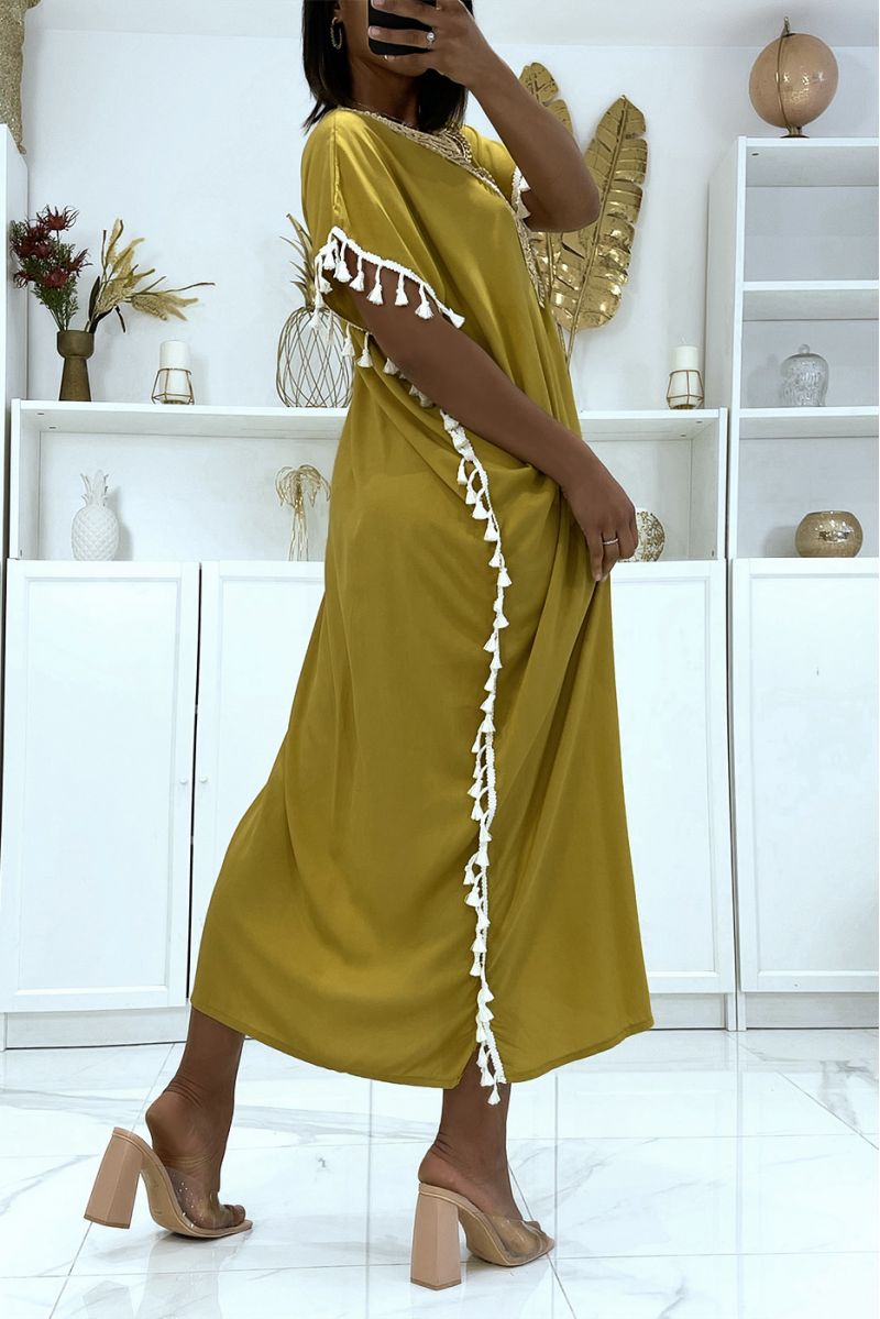 Zeer lichte mosterd-djellaba-jurk om te dragen met mooie borduursels en pompons aan de zijkanten - 4
