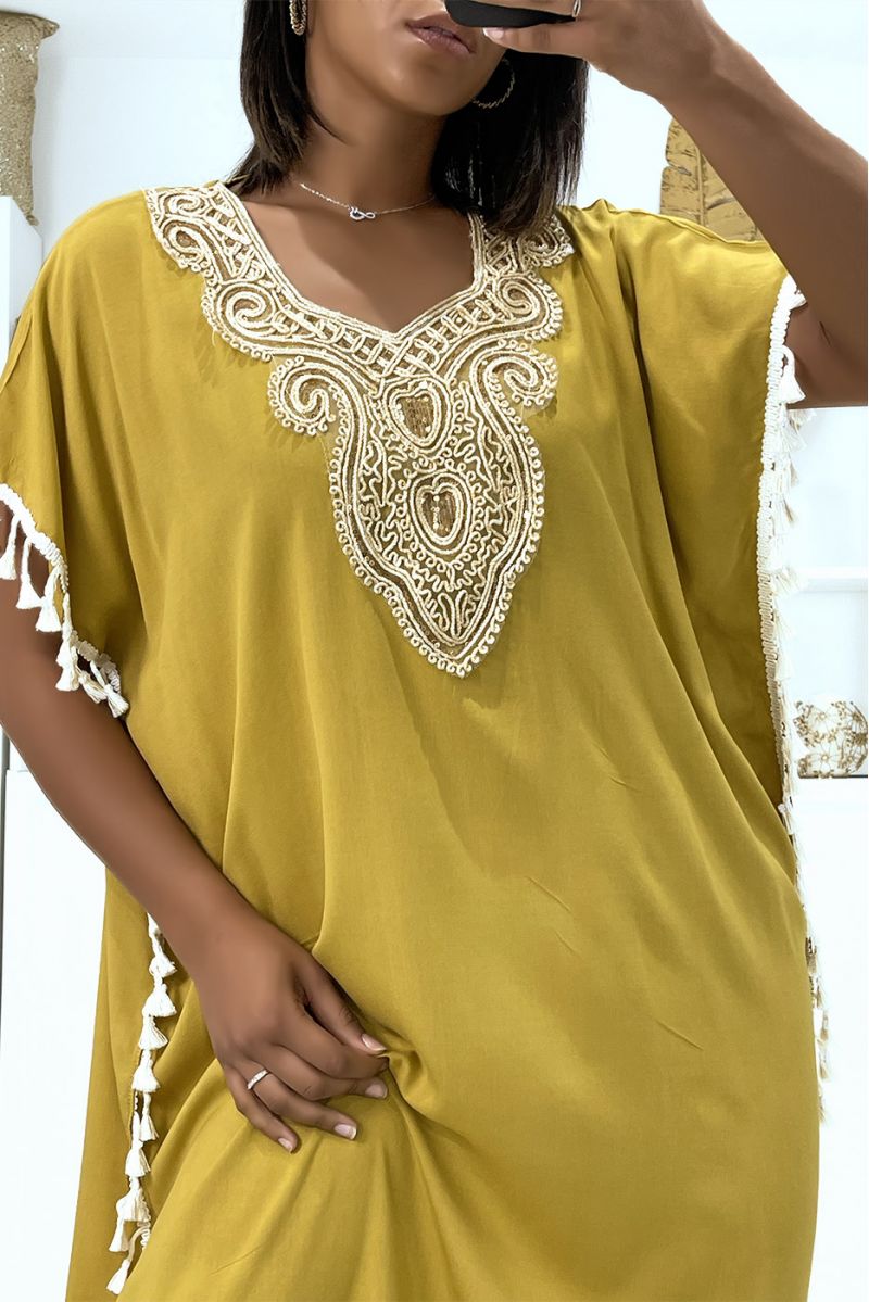 Very light mustard djellaba dress to wear with pretty embroidery and pompoms on the sides - 5
