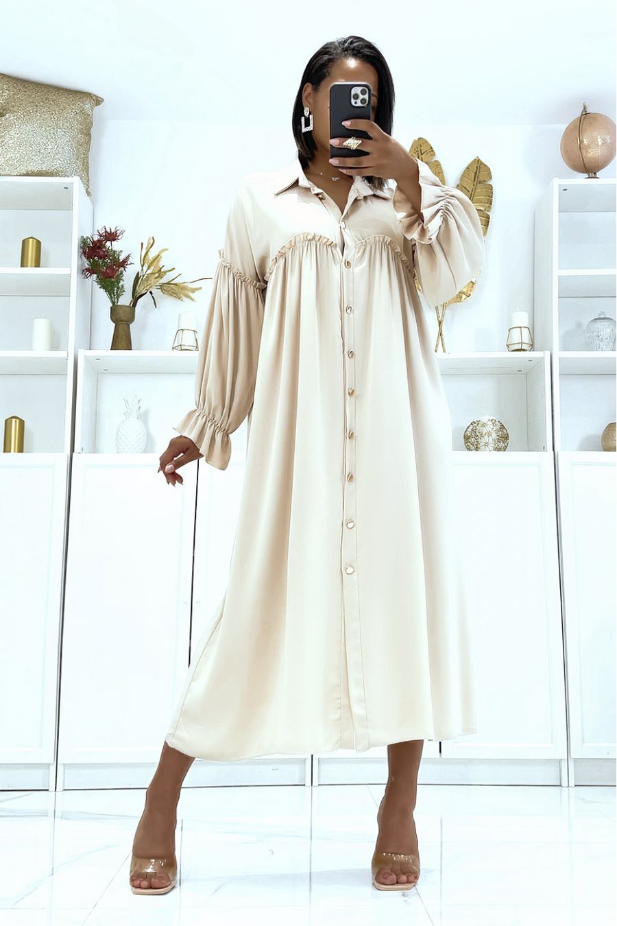 Beige satijnen jurk met knoop en pofmouwen - 1