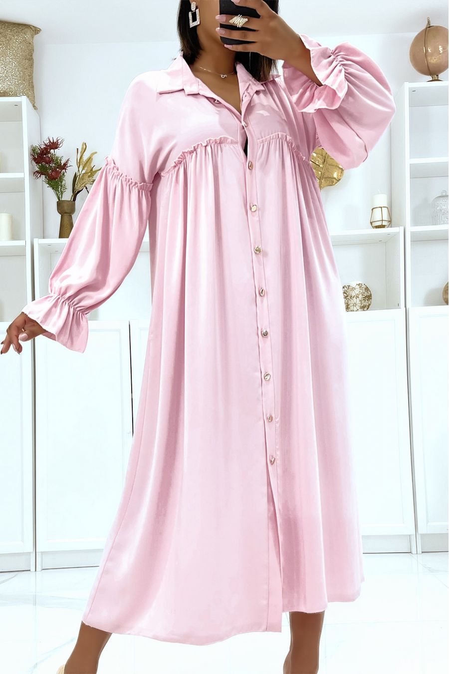 Robe rose satinée à bouton et manches bouffantes - 1