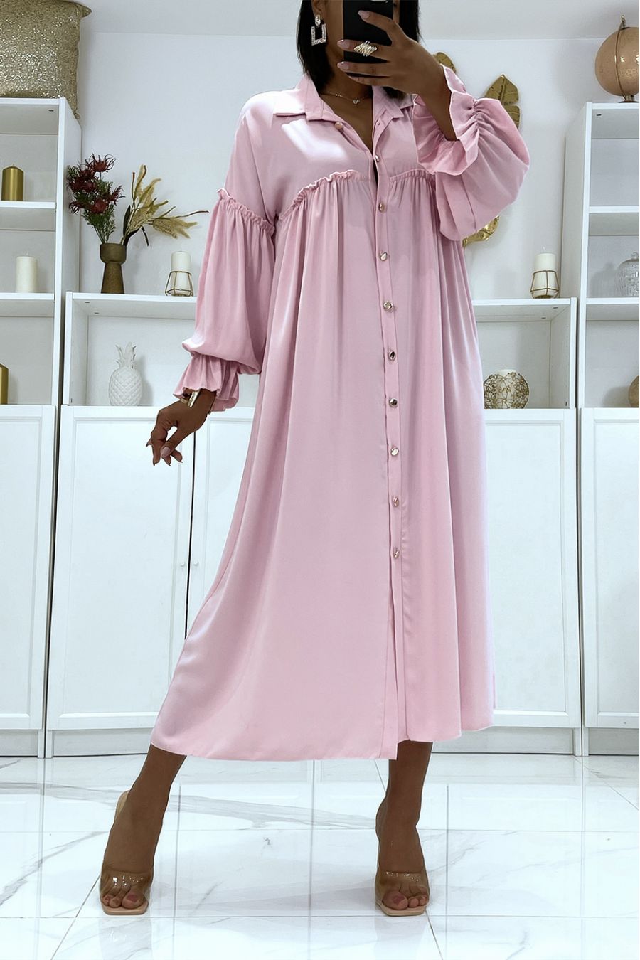 Robe rose satinée à bouton et manches bouffantes - 2