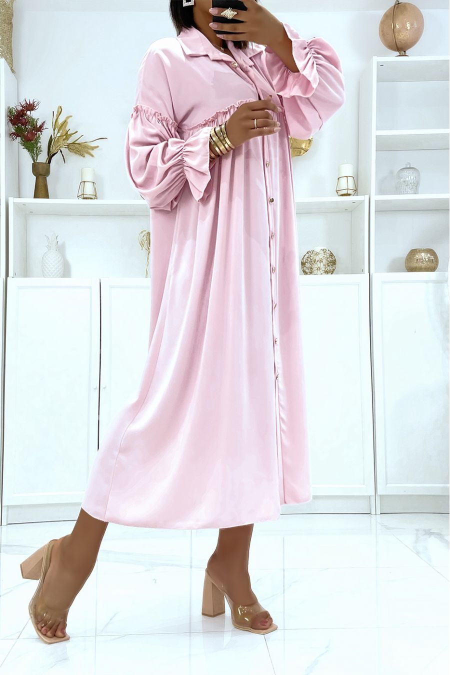 Roze satijnen jurk met knoop en pofmouwen - 3