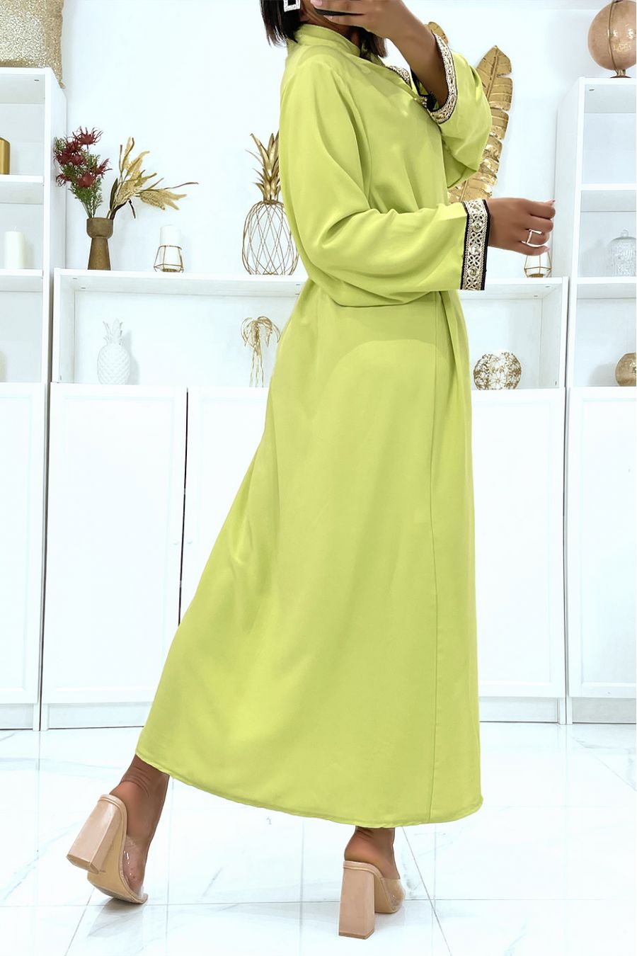 Robe vert anis satinée à broderie doré et col mao  - 4