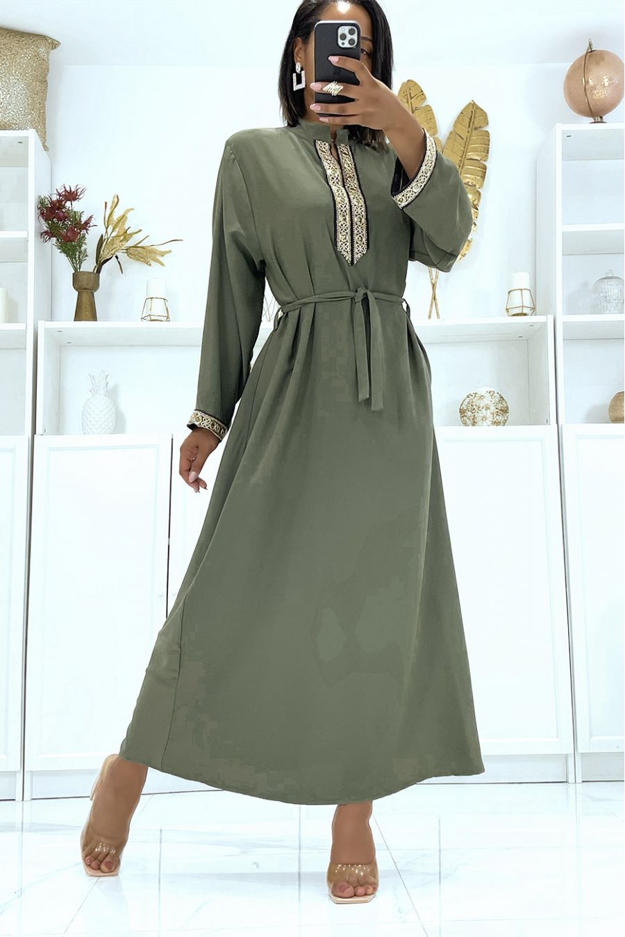 Robe kaki satinée à broderie doré et col mao  - 3