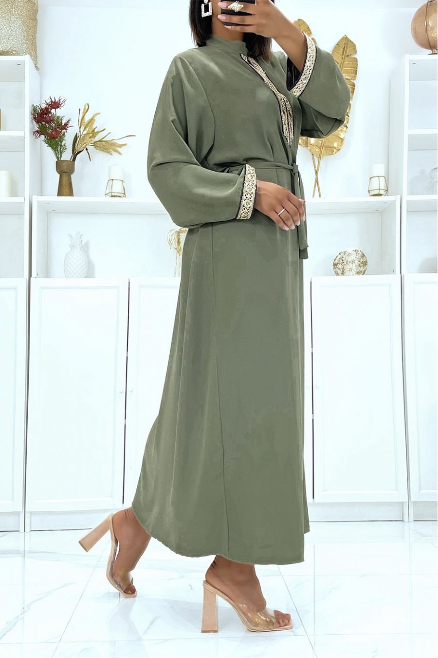 Robe kaki satinée à broderie doré et col mao  - 4