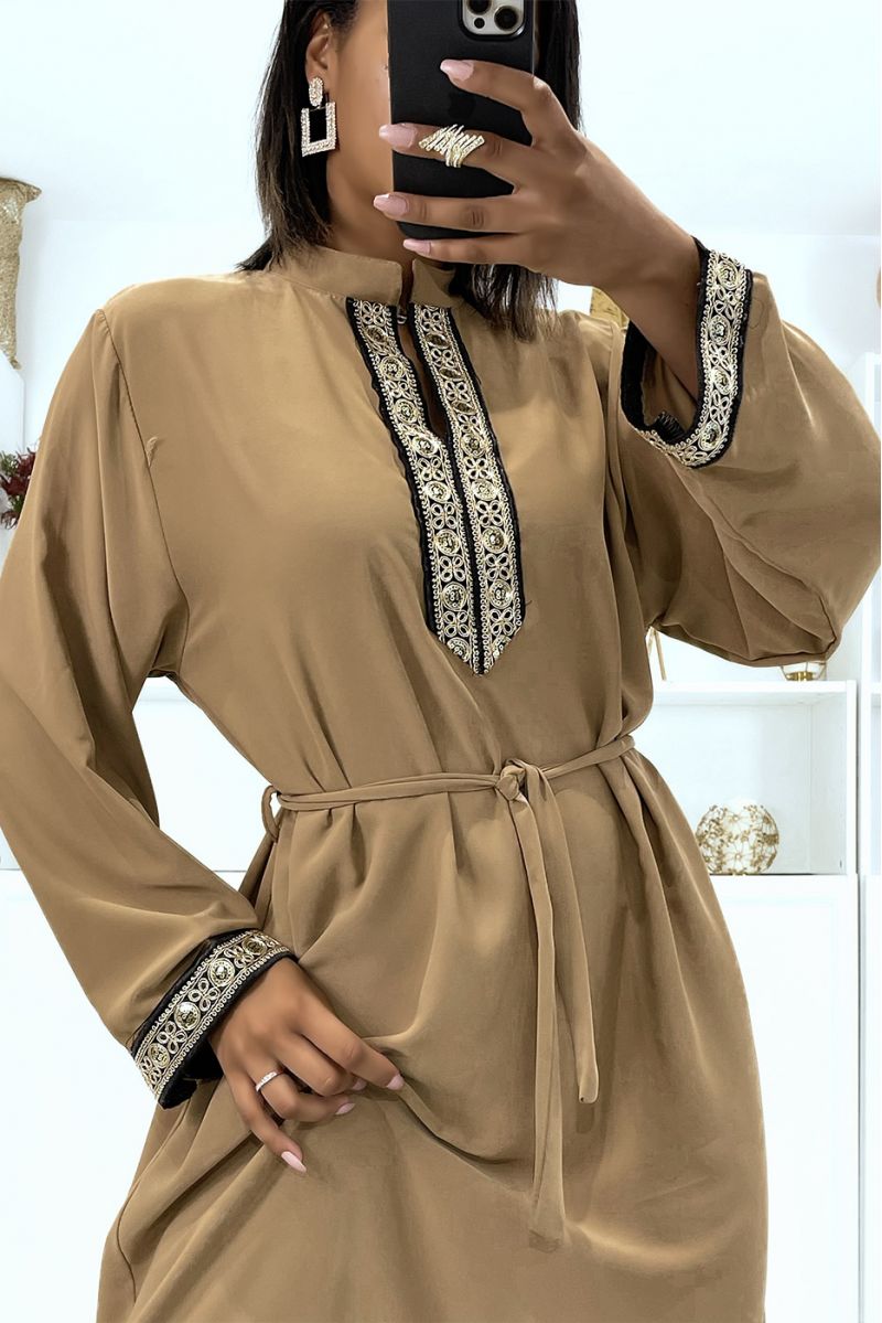 Robe camel satinée à broderie doré et col mao - 1