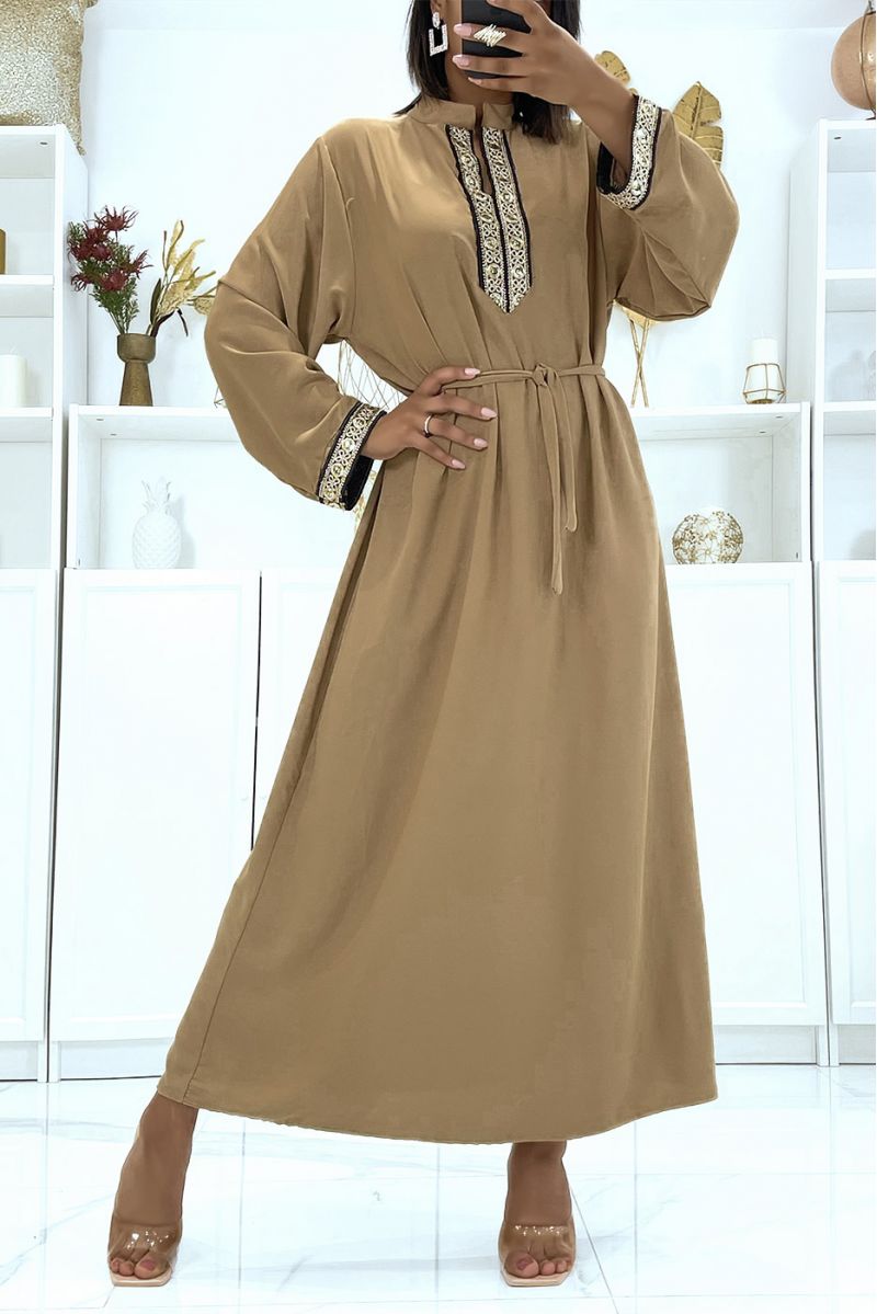 Robe camel satinée à broderie doré et col mao - 2