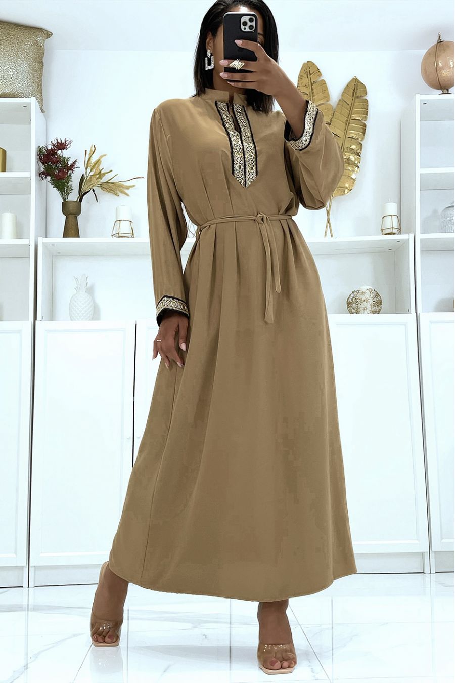 Robe camel satinée à broderie doré et col mao - 4