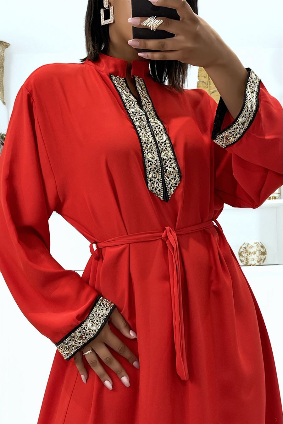 Robe rouge satinée à broderie doré et col mao  - 1