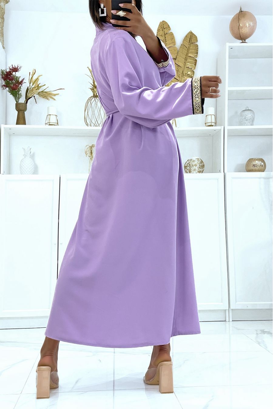 Robe lilas satinée à broderie doré et col mao  - 4