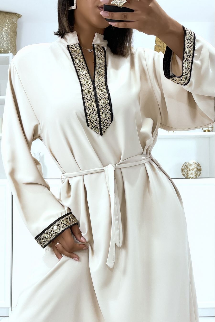 Ecru satijnen jurk met gouden borduursel en mandarijn kraag - 1