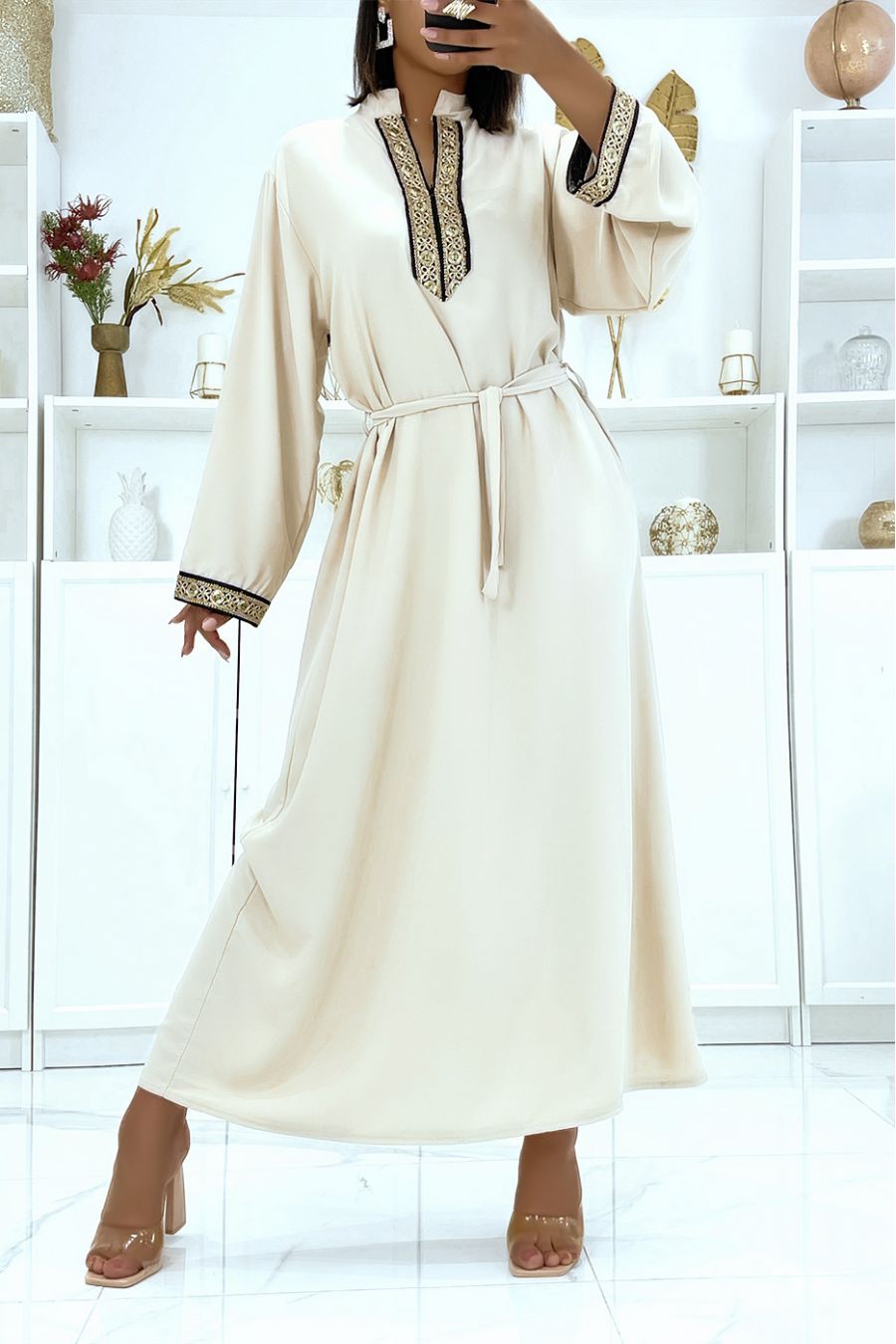 Robe écrue satinée à broderie doré et col mao - 3