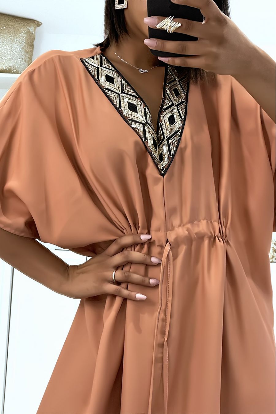 Robe rose foncée satinée à cordon réglable et col v à sequin - 4