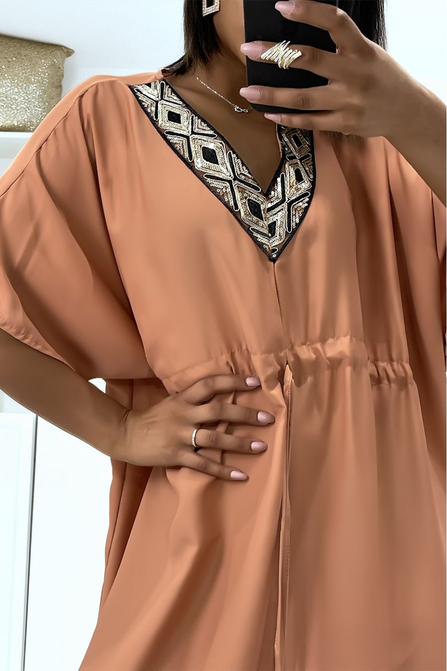 Robe rose foncée satinée à cordon réglable et col v à sequin - 5