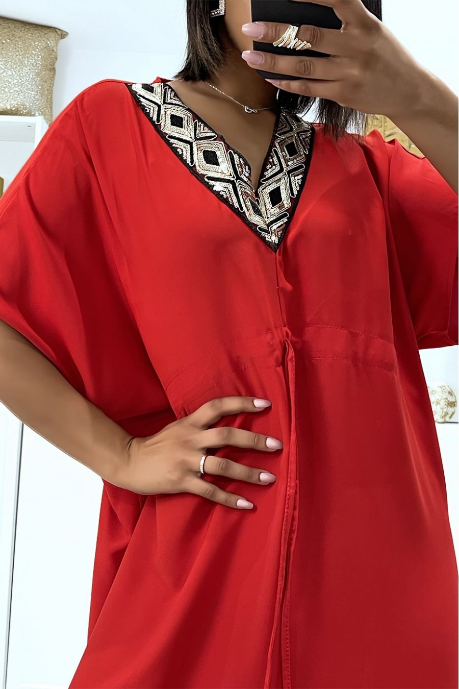 Robe rouge satinée à cordon réglable et col v à sequin - 1