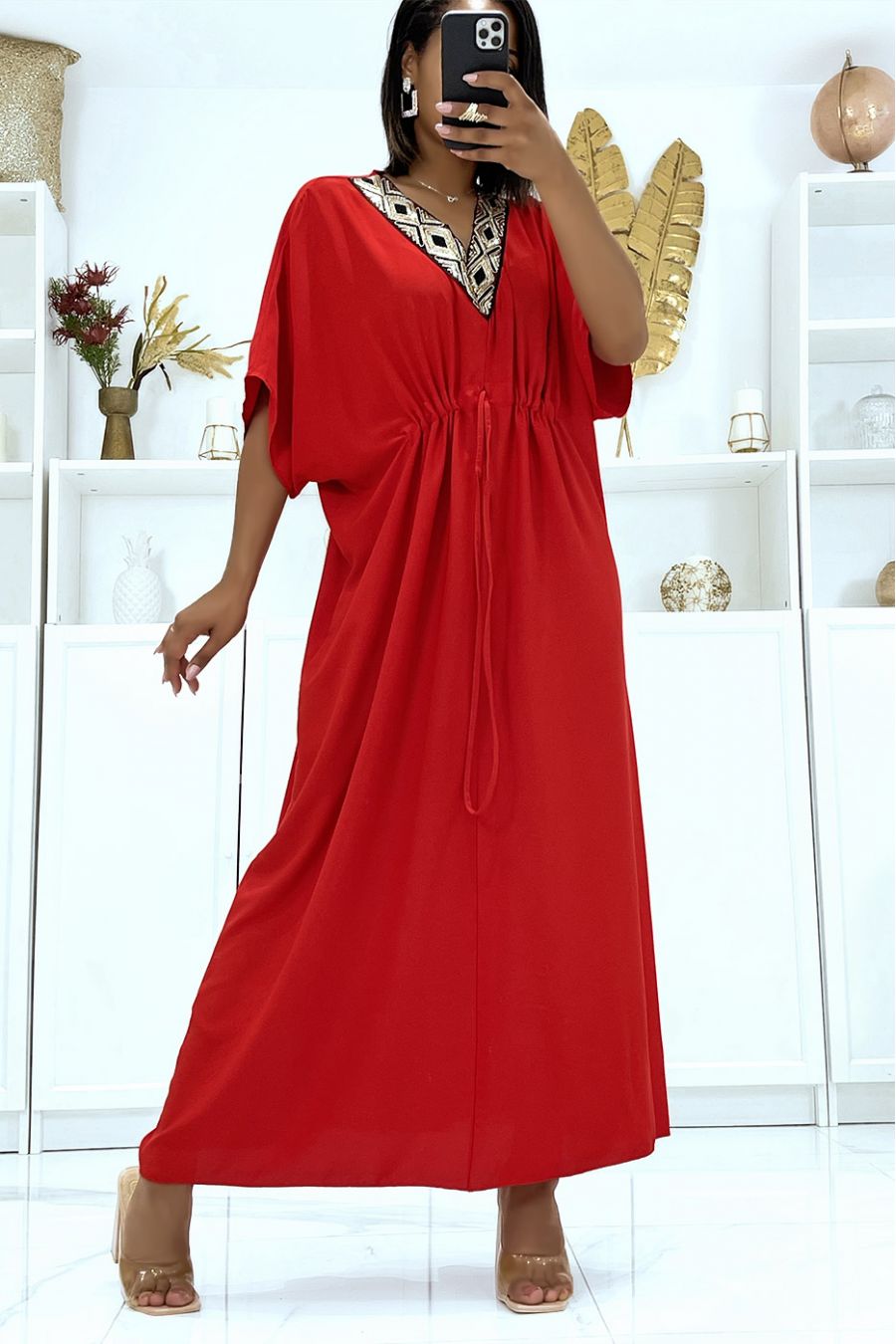 Robe rouge satinée à cordon réglable et col v à sequin - 2